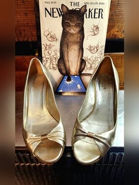 GUCCI Peep Toe Wedges Pumps In Platino Gold Nappa Silk